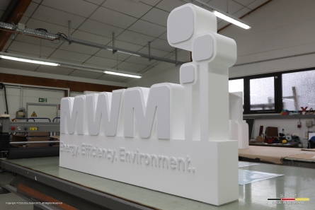 XXL-Eventaufsteller aus schwerentflammbaren Materialien. MWM - Ausgefallener Eventaufsteller aus Styropor und PVC