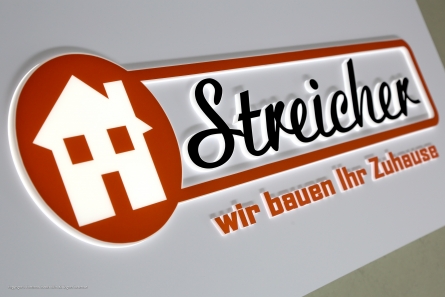 Flacher Leuchtkasten mit leuchtenden 3D-Buchstaben.