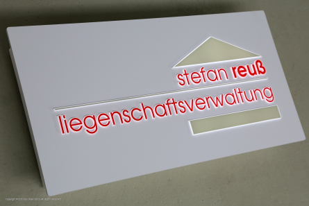 Flaches Leuchttransparent mit aufgesetzten Buchstaben aus Acrylglas.