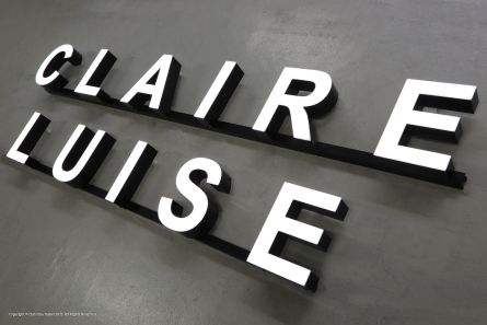 CLAIRE LUISE - Profil 6 Leuchtbuchstaben für eine Filiale auf Ibiza