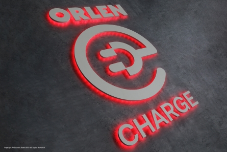 ORLEN CHARGE - PVC-Leuchtbuchstaben mit roten LEDs