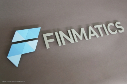 FINMATICS - Buntes Logo aus Plexiglas