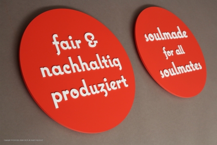 Runde Schilder in Sonderfarbe lackiert.