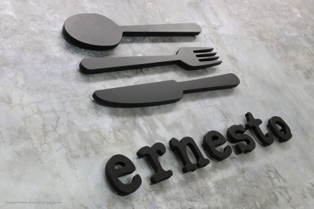ernesto - Lackierte Holzbuchstaben als Restaurant-Werbung