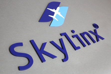Skylinx - Firmenlogo aus matt lackiertem Acrylglas