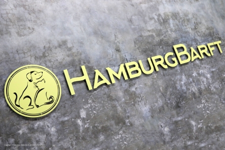 HamburgBarft - Hochwertige Außenwerbung mit Metall-Buchstaben
