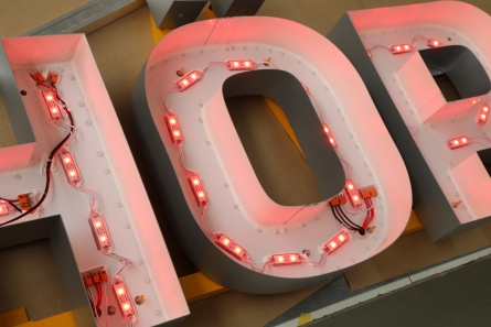 HÖRAKUSTIK - Profil 5 Leuchtbuchstaben mit roter LED Beleuchtung