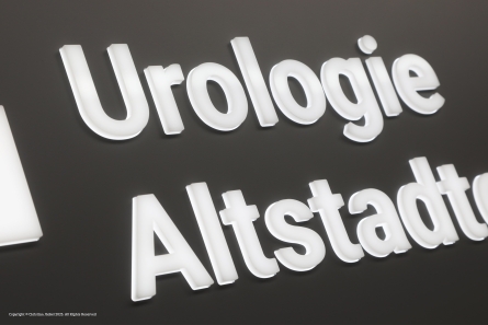 Urologie Altstadtquartier - Leuchtkasten mit leuchtenden Buchstaben