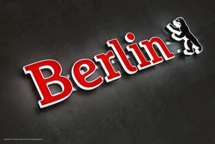 Leuchtbuchstaben und Berliner Bär aus Acrylglas als Front- und Seitenleuchter mit Montagerahmen.