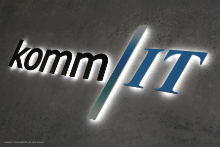 komm / IT - Leuchtreklame