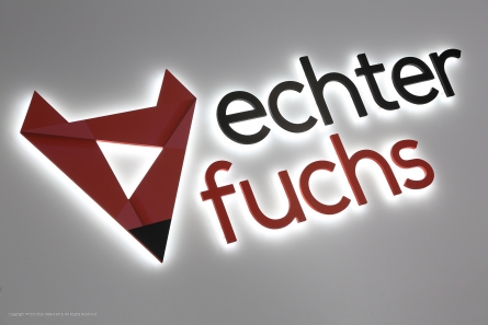 Leuchtlogo und Buchstaben aus PVC mit Digitaldruck.