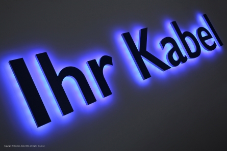 3D Logo mit blauer LED-Beleuchtung.