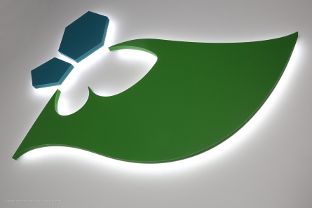 LED-Beleuchtetes Logo aus PVC.