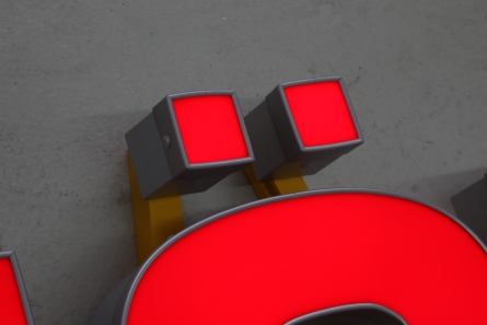 HÖRAKUSTIK - Profil 5 Leuchtbuchstaben mit roter LED Beleuchtung