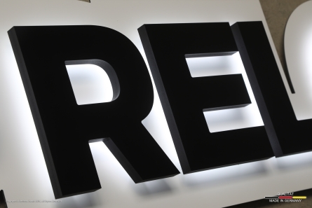 RELOOP - PVC-Leuchtbuchstaben auf konturgefrästem Schild