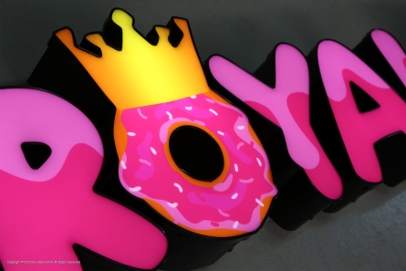 ROYAL DONUTS - Leuchtreklame mit Profil 5 Leuchtbuchstaben