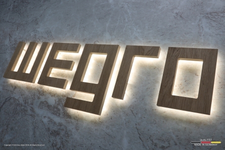 WEGRO - Leuchtbuchstaben aus Eiche-Multiplex