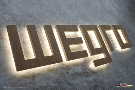 WEGRO - Leuchtbuchstaben aus Eiche-Multiplex