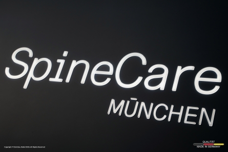 SpineCare - Hochwerter Leuchtkasten mit durchgesteckten Leuchtbuchstaben