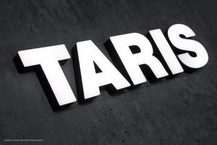 TARIS - Leuchtende Buchstaben aus Vollacryl