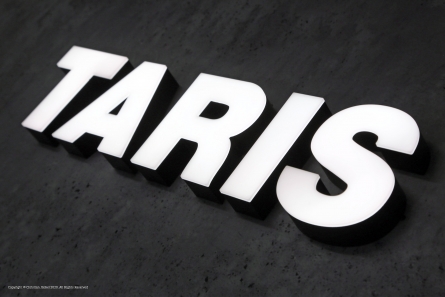 TARIS - Leuchtende Buchstaben aus Vollacryl