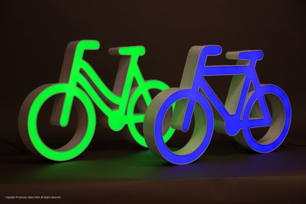 Beleuchtete Profil 5 Fahrräder aus Aluminium und Plexiglas.