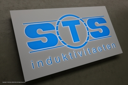 STS - Flache Leuchtreklame mit sehr kleinen Leuchtbuchstaben