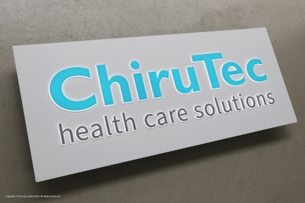 ChiruTec - Leuchtreklame mit beleuchteten Buchstaben