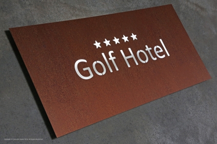 Dekupiertes Cortenstahl-Schild aus uv-bedrucktem Aluminium mit LED-Beleuchtung für Golf-Clubs oder Golfhotels.