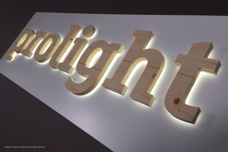 Durchgesteckte Leuchtbuchstaben als Rückleuchter aus Holz
