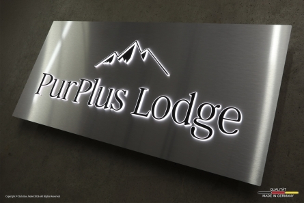 PurPlus Lodge - Beleuchtetes Logo mit Leuchtkasten in Edelstahl-Optik