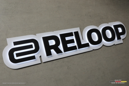 RELOOP - PVC-Leuchtbuchstaben auf konturgefrästem Schild