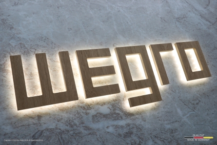 WEGRO - Leuchtbuchstaben aus Eiche-Multiplex