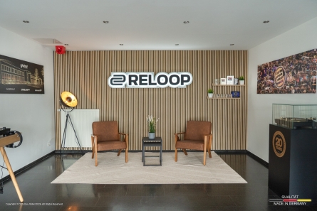 RELOOP - PVC-Leuchtbuchstaben auf konturgefrästem Schild