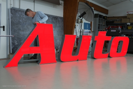 Autohaus - Leuchtreklame mit großen Profil 5 Leuchtbuchstaben