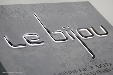 Le Bijou - Leuchtreklame in Betonoptik mit durchgestecktem Acrylglas