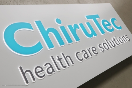 ChiruTec - Leuchtreklame mit beleuchteten Buchstaben