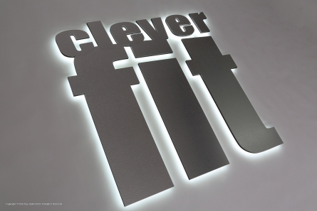 Clever Fit - Leuchtbuchstaben in gebürsteter Edelstahloptik