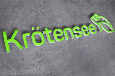Krötensee - Leuchtreklame mit flachen LED-Buchstaben aus Acrylglas