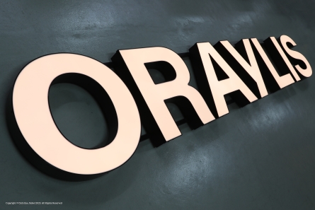 ORAYLIS - Beleuchtete Fassadenwerbung mit Profil 5 Leuchtbuchstaben