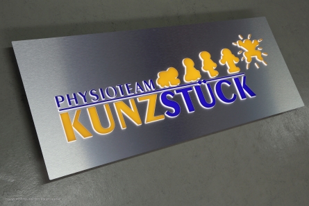 Flaches Leuchttransparent mit einer dekupierten Front aus Dibond-Butlerfinish.