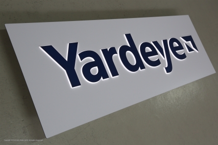 Yardeye - Leuchtreklame mit durchgesteckten Buchstaben