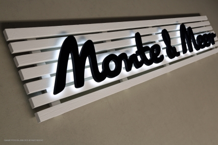 Monte & Meer - Leuchtwerbung aus Holzlatten