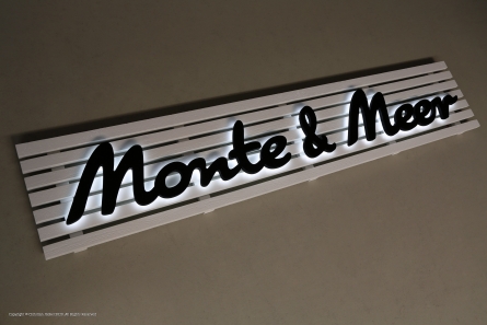 Monte & Meer - Leuchtwerbung aus Holzlatten