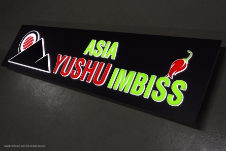 Flaches Leuchttransparent für eine Sushi-Bar.