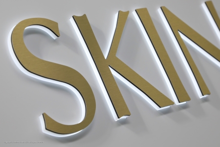 SKINOVATE - Leuchttransparent in Sonderform mit durchgesteckten Buchstaben