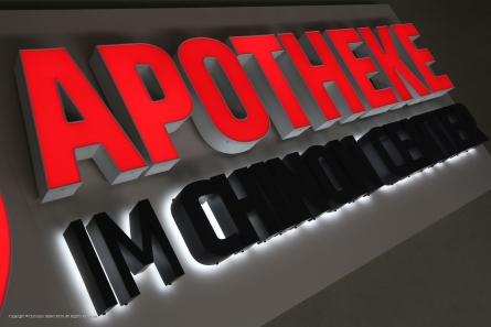 Apotheke im Chinon Center - Leuchtreklame mit Profilbuchstaben