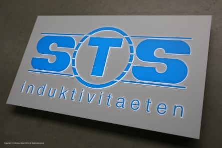 STS - Flache Leuchtreklame mit sehr kleinen Leuchtbuchstaben