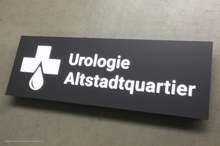 Urologie Altstadtquartier - Leuchtkasten mit leuchtenden Buchstaben