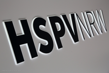 HSPV - Leuchtwerbung mit durchgesteckten Buchstaben